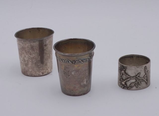 Argent Minerve : une timbale (cabossée) PB : 64.4gr, un rond de s...