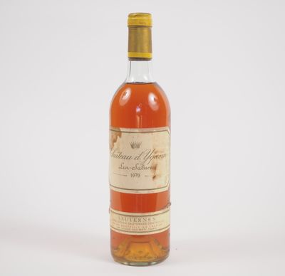 gros plan d'une bouteille de vin sur une surface blanche