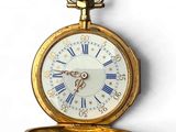 une montre de poche en or avec des chiffres romains