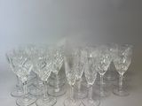 six verres à vin transparents posés sur une table blanche