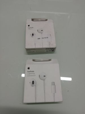 deux écouteurs Apple dans la boîte posée sur la table