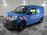 la photo d'une camionnette bleue avec une bande rouge et blanche sur le côté