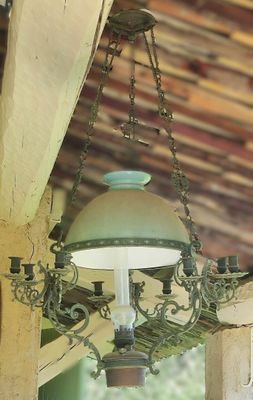 une lampe suspendue au plafond d'un immeuble