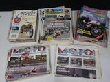 plusieurs magazines consacrés à la moto, exposés sur une table