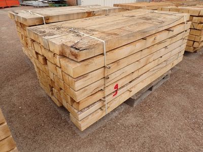 plusieurs piles de palettes en bois empilées les unes sur les autres dans un entrepôt