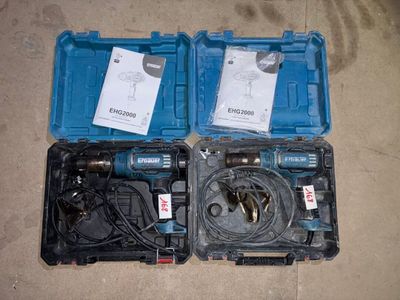 deux outils dans un coffret bleu posé par terre
