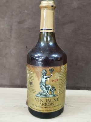 une bouteille de vin posée sur une table