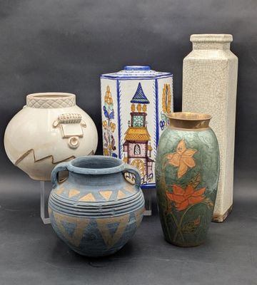 quatre vases posés les uns à côté des autres sur une table