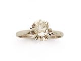 gros plan d'une bague en diamant sur une surface blanche