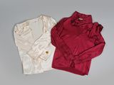 une paire de chemises rouges et blanches sur fond gris