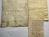deux feuilles de papier sur lesquelles sont écrites des notes, posées sur une table