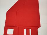 une image représentant un morceau de papier rouge sur lequel est dessinée une maison