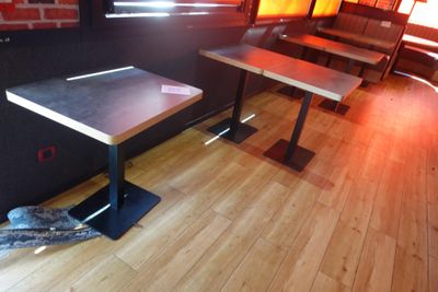 une table et un banc dans un coin de la pièce