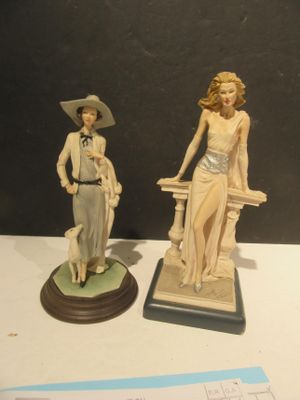 deux figurines représentant une femme et un homme posées sur une table