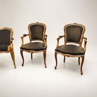 Suite de quatre chaises en hêtre naturel mouluré et sculpté,… (photo 2)