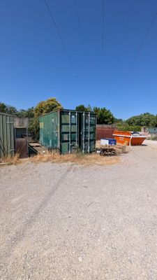 de nombreux conteneurs de stockage au milieu de la route
