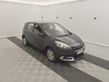 l'image d'une petite voiture garée dans un garage