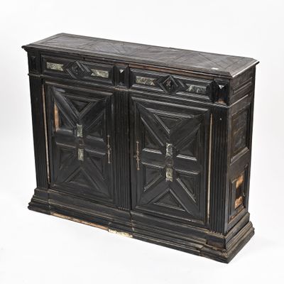 une armoire en bois noir à deux portes et deux tiroirs