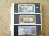 une photo montrant trois billets de banque différents posés sur une table