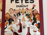deux livres posés sur une table, avec une bouteille de vin et une bouteille de vin