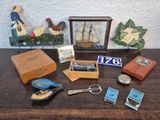 une table en bois sur laquelle sont posés divers objets