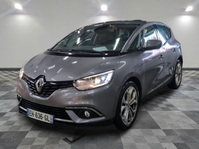 la voiture grise est garée sur un sol en damier dans le garage