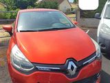 une voiture rouge garée sur un parking à côté d'une voiture blanche