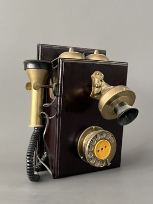 un téléphone à l'ancienne exposé sur la table