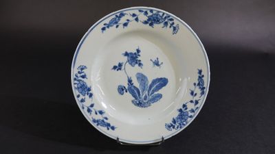 l'image d'une assiette bleue et blanche ornée de fleurs