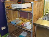 une cuisine avec un évier et un ordinateur posé sur le plan de travail