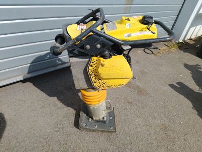 a small yellow machine that is sitting on the ground