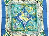 une photo d'un foulard carré orné d'un motif floral bleu et jaune