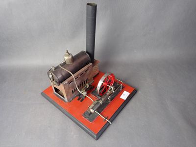 une petite maquette de machine à vapeur exposée