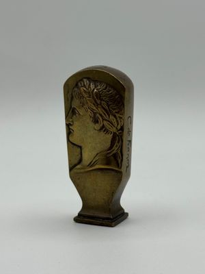 un gros plan d'une statue en bronze représentant une femme sur fond blanc