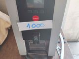 une machine à café posée sur une table