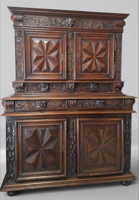 une armoire ancienne en bois, ornée de panneaux sculptés et d'un motif en forme d'étoile