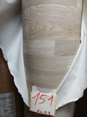 un gros plan sur une feuille de papier posée sur un mannequin