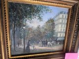 une photo d'un tableau posé sur une table, orné d'un ruban rose