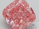 un gros plan d'un diamant rose sur une surface blanche