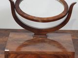 une table en bois sur laquelle se trouve un miroir