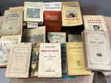 un grand nombre de livres posés sur une table