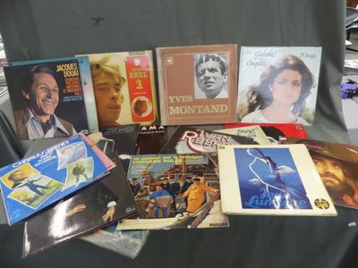 Dans un sac cabas, ensemble de disques vinyles 33T Variété f…