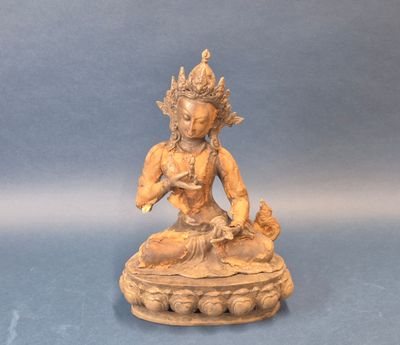 l'image d'une statue de femme assise sur une table
