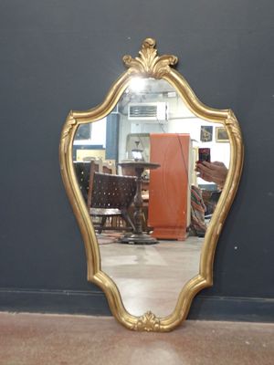 un miroir posé sur le sol d'une pièce