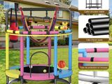 une image représentant une aire de jeux pour enfants avec divers jouets et accessoires