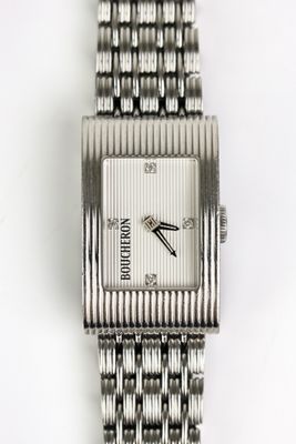 une image d'un gros plan d'une montre-bracelet sur une surface blanche
