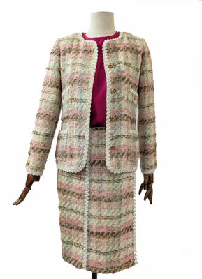 une image d'une robe et d'une veste de femme sur un mannequin