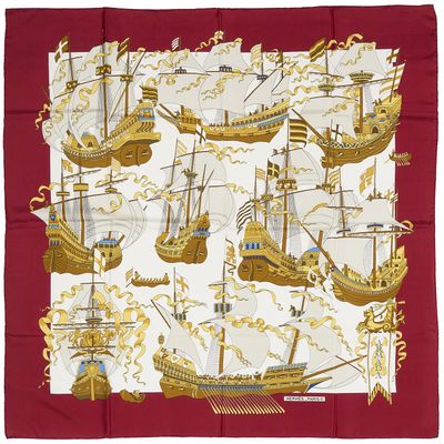 HERMÈS, Carré en twill de soie blanche "Armada", encadré de …
