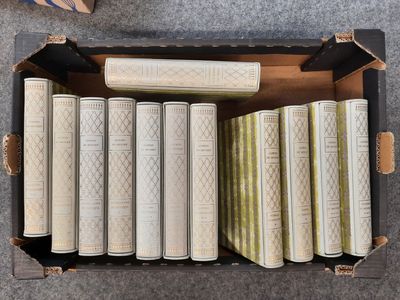 une boîte pleine de livres posée sur le sol