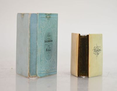 deux livres posés l'un à côté de l'autre sur une table